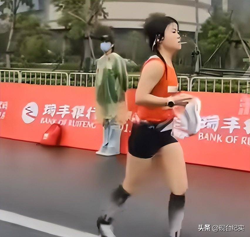 底赤脚完赛后痛哭客服回应惹怒网友球友会体育美女穿特步跑全马鞋子掉