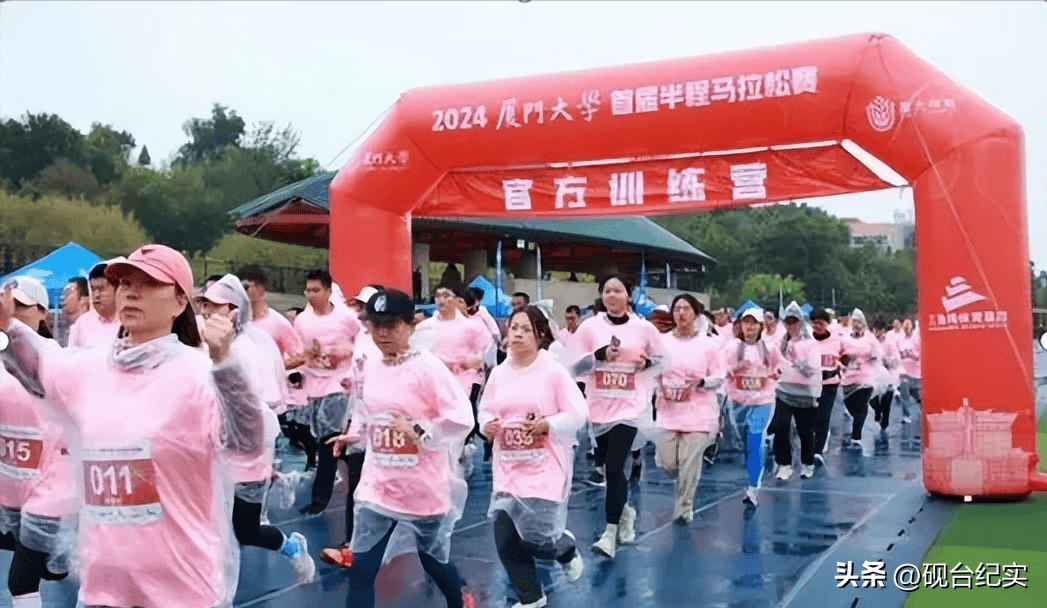 底赤脚完赛后痛哭客服回应惹怒网友球友会体育美女穿特步跑全马鞋子掉(图3)