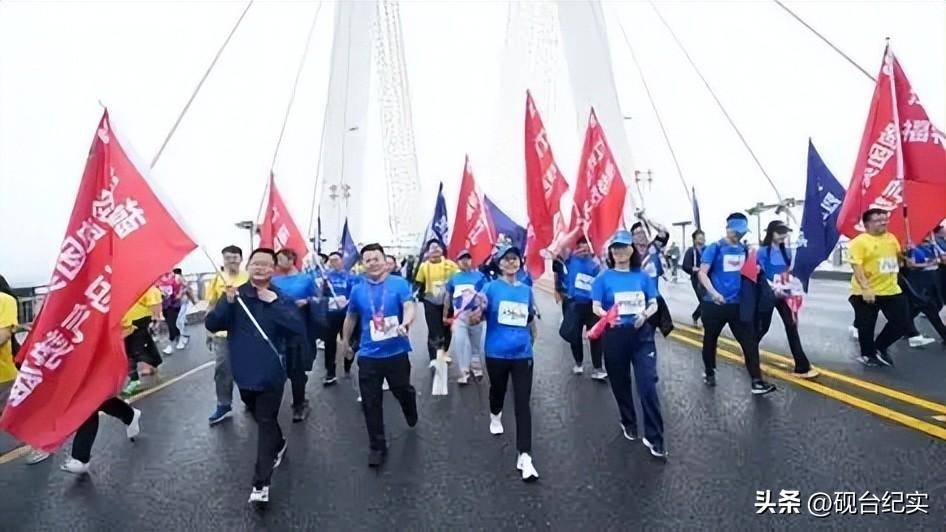 底赤脚完赛后痛哭客服回应惹怒网友球友会体育美女穿特步跑全马鞋子掉(图5)