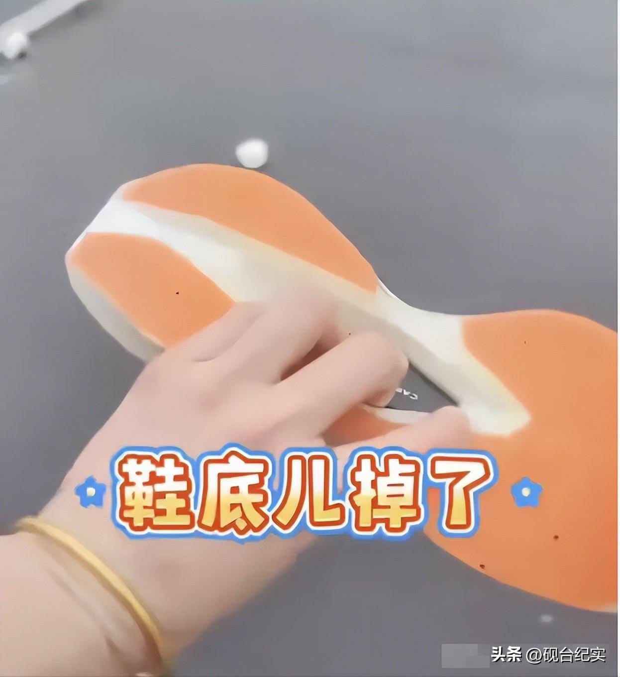 底赤脚完赛后痛哭客服回应惹怒网友球友会体育美女穿特步跑全马鞋子掉(图6)