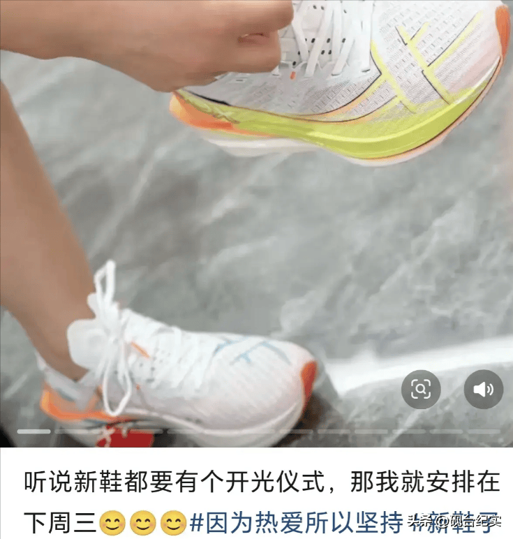 底赤脚完赛后痛哭客服回应惹怒网友球友会体育美女穿特步跑全马鞋子掉(图7)