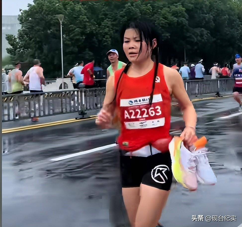 底赤脚完赛后痛哭客服回应惹怒网友球友会体育美女穿特步跑全马鞋子掉(图10)