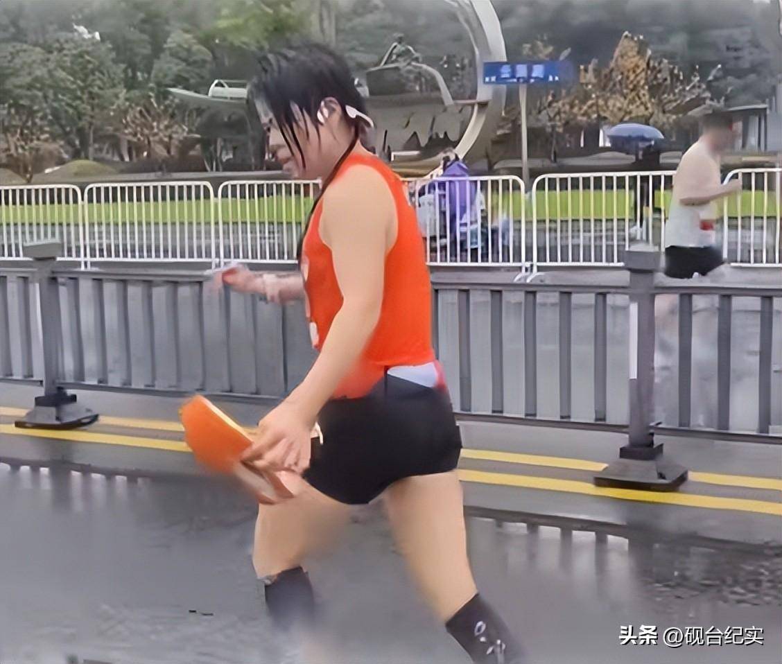 底赤脚完赛后痛哭客服回应惹怒网友球友会体育美女穿特步跑全马鞋子掉(图15)