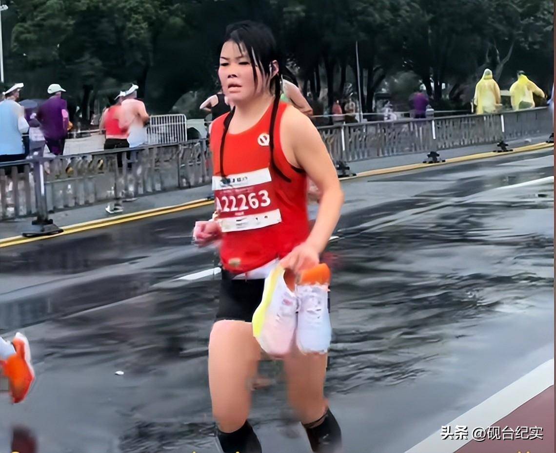 底赤脚完赛后痛哭客服回应惹怒网友球友会体育美女穿特步跑全马鞋子掉(图17)