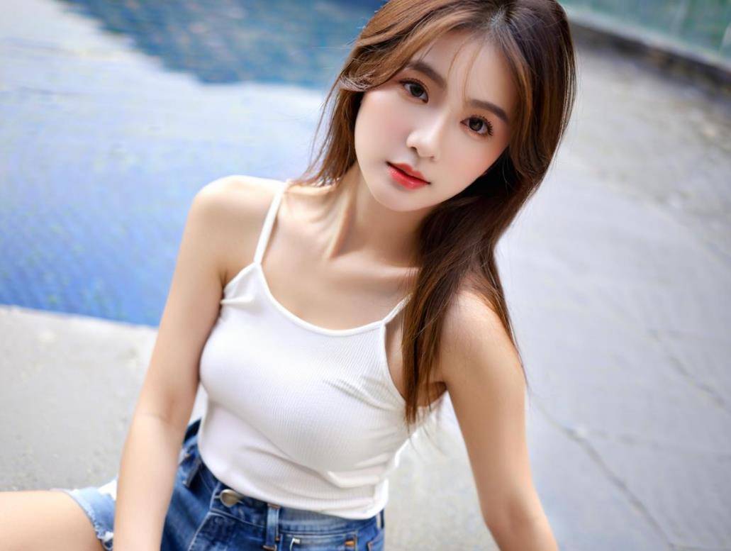 时尚美女紧身装扮大秀身材千亿球友会平台广州街拍