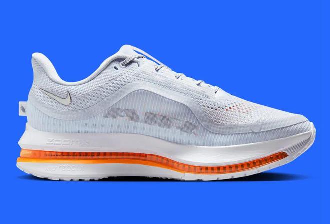 Nike跑鞋把能给的都给足了千亿·国际网站配置诱人！这双(图3)