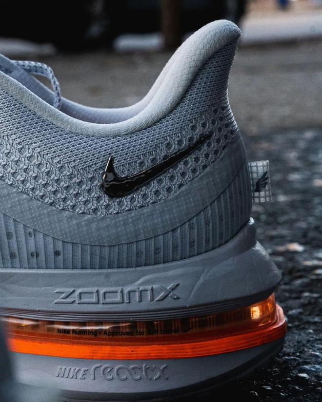 Nike跑鞋把能给的都给足了千亿·国际网站配置诱人！这双(图5)